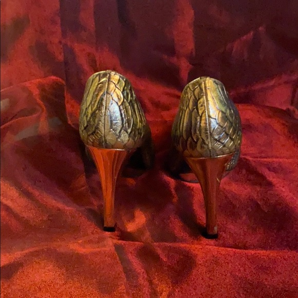 Gianna Bini Gold Snake Skin Closed Toe Heels - Picture 3 of 4